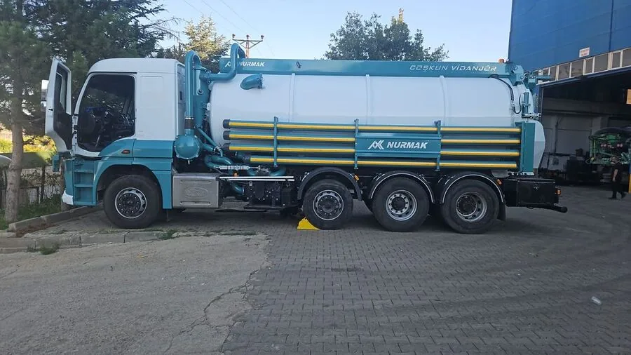 Dudullu'da bir sanayi sitesine hızla yönlendirilen en yakın vidanjör aracının yolda görüntüsü