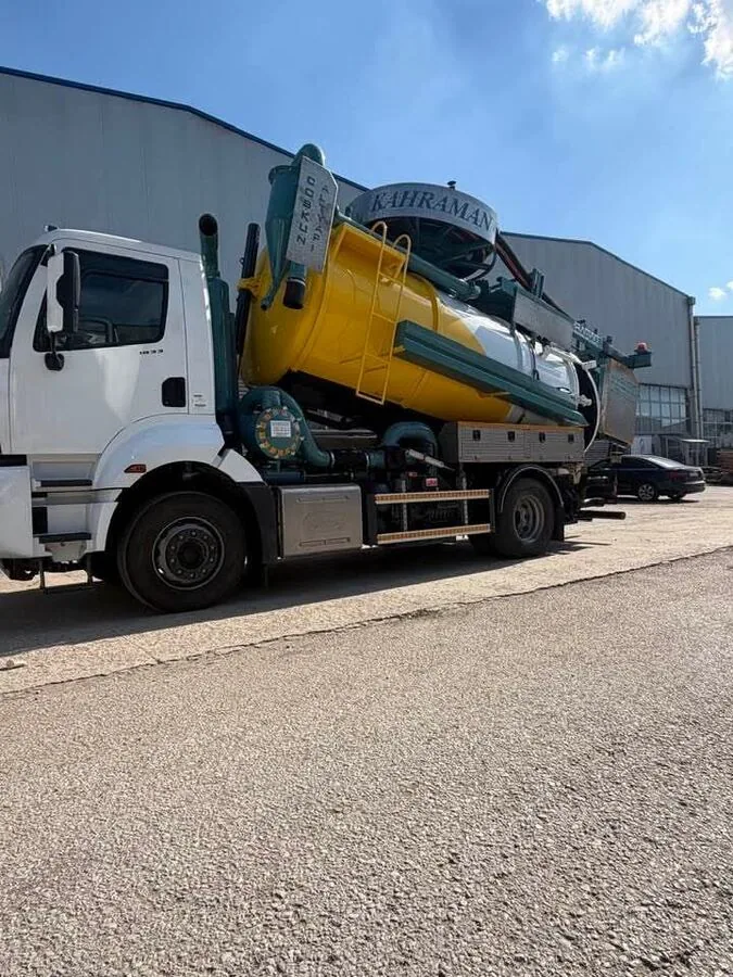 Dudullu'da büyük tank hacmine sahip bir kuka vidanjör aracının fabrika atığı çekerken görüntüsü