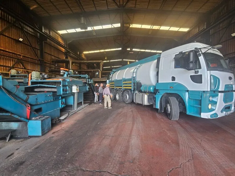 Dudullu'da bir fabrika sahasında biriken yağmur suyunu çeken büyük kapasiteli aracın fotoğrafı